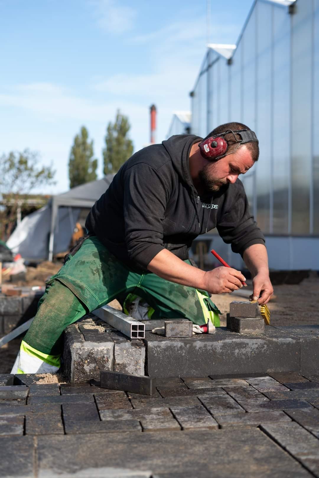 Sonny fra Anlægsgartner SOL Have og Anlæg i arbejde i Odense