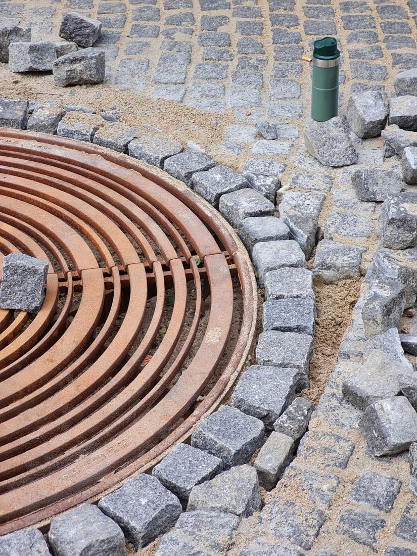 Belægningsarbejde med fliser og natursten i Odense