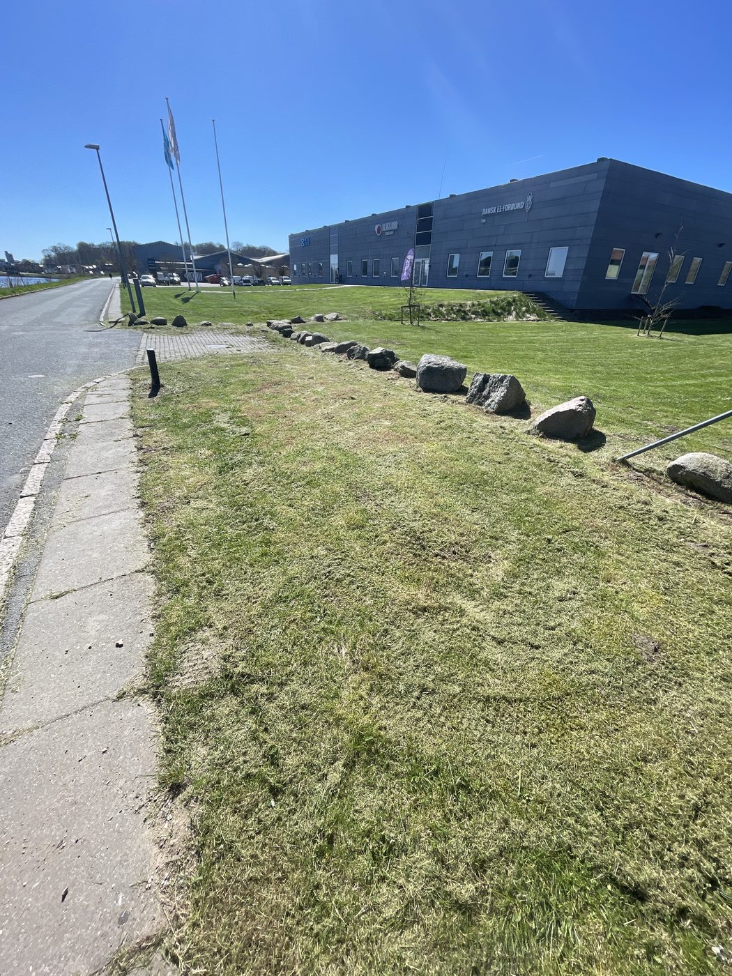 Velholdt udeareal ved virksomhed i Odense